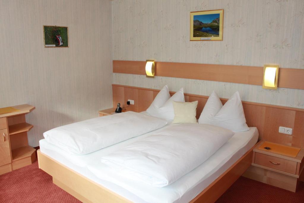Hotel Garni Waldhof - Wohlfühlen am Lech Stanzach Zimmer foto