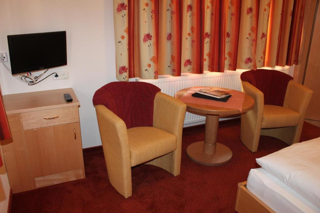 Hotel Garni Waldhof - Wohlfühlen am Lech Stanzach Zimmer foto